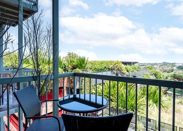 Light Resort Style Haven In Darling Harbour